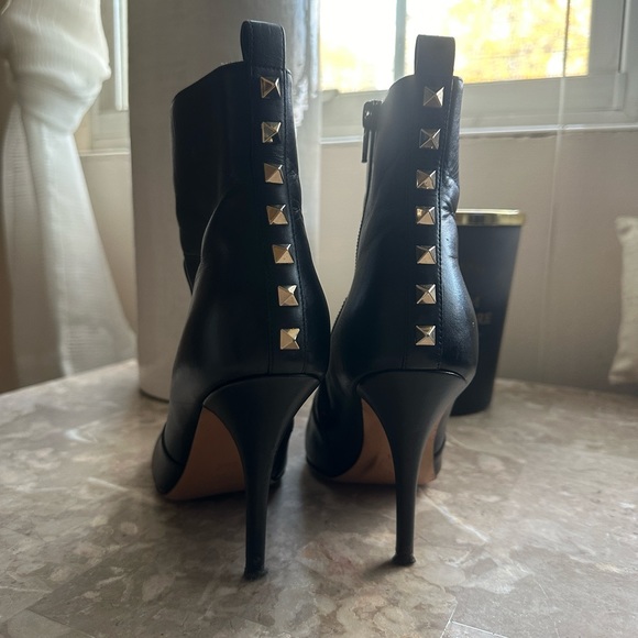 VALENTINO ROCKSTUD CALFSKIN ANKLE BOOT 90 MM - Picture 3 of 9